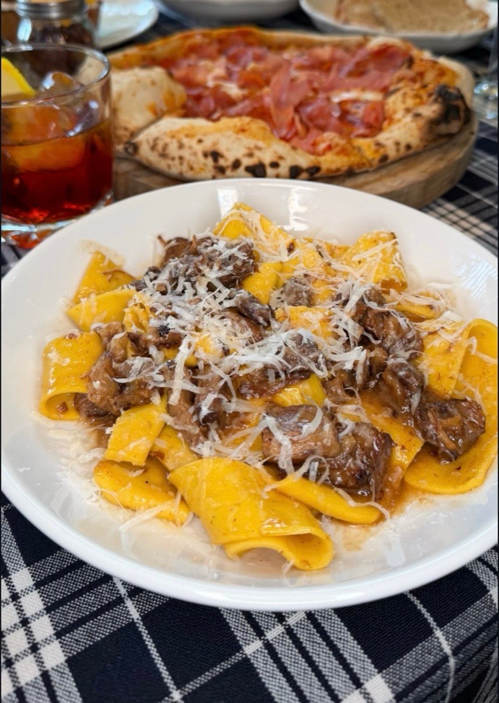 Pappardelle con carne y parmesano