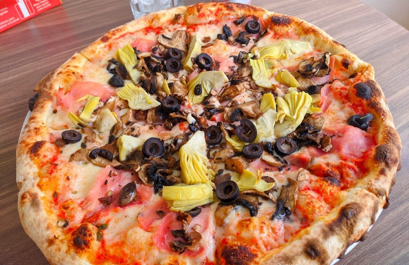 Pizza con alcachofa y aceitunas